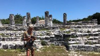Sierra juga pernah jalan-jalan ke Meksiko. Di sana dia berkunjung ke situs bersejarah Ruinas del Rey di Kota Cancun. (Instagram/@sierrablaircoyl)