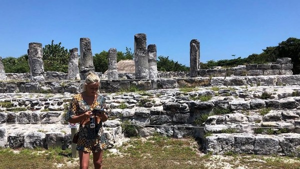 Sierra juga pernah jalan-jalan ke Meksiko. Di sana dia berkunjung ke situs bersejarah Ruinas del Rey di Kota Cancun. (Instagram/@sierrablaircoyl) Sierra juga pernah jalan-jalan ke Meksiko. Di sana dia berkunjung ke situs bersejarah Ruinas del Rey di Kota Cancun. (Instagram/@sierrablaircoyl)