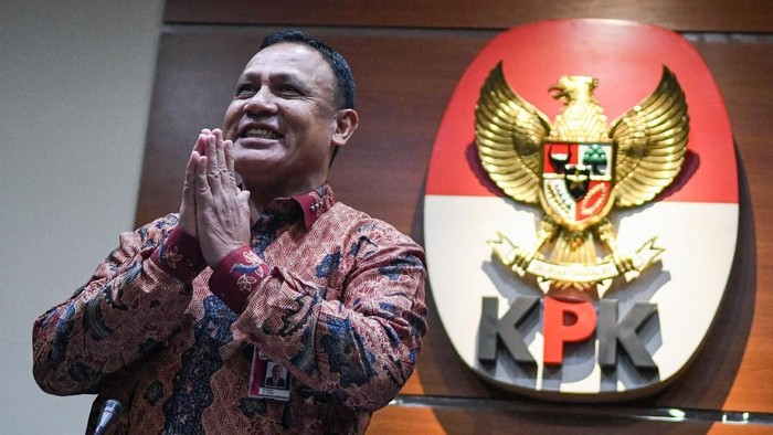 Ketua KPK Firli Bahuri (kiri) didampingi Kepala Biro Humas Febri Diansyah (kanan) menyampaikan konferensi pers di gedung KPK, Jakarta, Jumat (27/12/2019). Dalam kesempatan tersebut, Firli Bahuri mengenalkan dua Pelaksana harian (Plh) juru bicara KPK antara lain Ipi Maryati dalam bidang pencegahan dan Ali Fikri dalam bidang penindakan. ANTARA FOTO/M Risyal Hidayat/wsj.