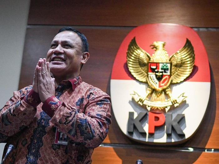 Ketua KPK Firli Bahuri (kiri) didampingi Kepala Biro Humas Febri Diansyah (kanan) menyampaikan konferensi pers di gedung KPK, Jakarta, Jumat (27/12/2019). Dalam kesempatan tersebut, Firli Bahuri mengenalkan dua Pelaksana harian (Plh) juru bicara KPK antara lain Ipi Maryati dalam bidang pencegahan dan Ali Fikri dalam bidang penindakan. ANTARA FOTO/M Risyal Hidayat/wsj.