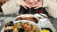 IU yang kini berusia 27 tahun ini sedang menyantap semangkuk jajjangmnyeon dan semangkuk penuh berisi jjampong lengkap dengan acar lobak kuning. Foto: Instagram @dlwlrma