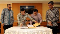 Direktur Utama PT Bank Tabungan Negara (Persero) Tbk. Pahala N. Mansury (kanan) bersama Direktur Finance, Planning, & Treasury Bank BTN Nixon L. P. Napitupulu (kedua kanan), Direktur Sekuritisasi dan Pembiayaan PT Sarana Multigriya Finansial (Persero) Heliantopo, dan Direktur Utama SMF Ananta Wiyogo saat menandatangani nota kesepahaman, di Jakarta, Jumat (27/12). Foto: dok. BTN