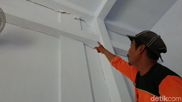 Tembok rumah yang retak imbas tanah retak