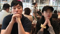 Wanita cantik yang sukses dengan lagu Good Day ini berpose dengan temannya saat menunggu makanan datang di sebuah restoran. Foto: Instagram @dlwlrma