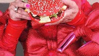  Menyesuaikan dengan pakaiannya, nenek keren yang satu ini asyik melahap burger berwarna merah terang. Foto: Instagram @baddiewinkle