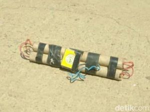 Jihandak Polda Sulsel Cek Benda Mirip Dinamit di Trans Sulawesi Barru