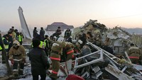 Pesawat Bek Air yang membawa sekitar 100 penumpang diketahui jatuh di dekat Bandara Almaty, Kazakhstan, Jumat (27/12/2019). Dok. Emergency Situations Ministry of the Republic of Kazakhstan photo via AP.