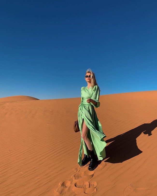 Victorias Secret model Elsa Hosk tidak menunjukkan fotonya ketika sedang menonton festival. Namun dalam salah satu unggahan ia menyebutkan diri sebagai ambassador-nya. Elsa terlihat sedang mengunjungi padang pasir dengan dress hijau muda. Foto: Instagram