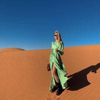 Victorias Secret model Elsa Hosk tidak menunjukkan fotonya ketika sedang menonton festival. Namun dalam salah satu unggahan ia menyebutkan diri sebagai ambassador-nya. Elsa terlihat sedang mengunjungi padang pasir dengan dress hijau muda. Foto: Instagram