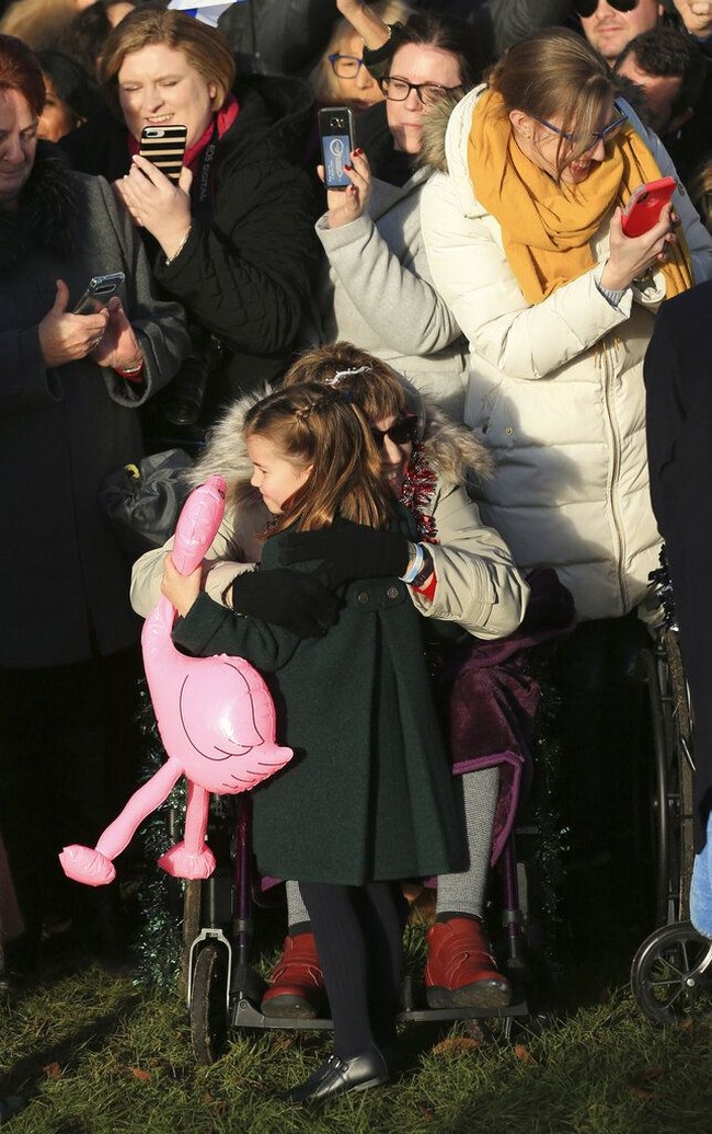 Putri Charlotte pun langsung memeluk Gemma setelah mendapat balon bewarna pink mencolok itu. Gemma juga mengaku dipeluk Pangeran George. Mereka sangat manis dan aku tidak akan pernah melupakan momen spesial tersebut, kata Gemma. Foto: AP