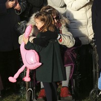 Putri Charlotte pun langsung memeluk Gemma setelah mendapat balon bewarna pink mencolok itu. Gemma juga mengaku dipeluk Pangeran George. Mereka sangat manis dan aku tidak akan pernah melupakan momen spesial tersebut, kata Gemma. Foto: AP