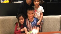 Momen ini diambil ketika ulang tahun Nathanael. Putra kedua Sheila ini merayakan ulang tahun dengan sebuah cake mungil berbentuk anjing. Foto: instagram @itssheilamj