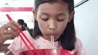 Bunga Salsabila juga pencinta ramen, seperti pada momen yang satu ini. Semangkuk ramen berukuran besar berhasil dihabiskan oleh Bunga dalam waktu sekejap. Foto: Instagram @bunga_salsabila