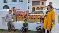Dinas PU Siak melakukan revitalisasi halaman kompleks Tangsi Belanda ini di tahun 2019 dengan lanskap rerumputan hijau di sekeliling bangunan yang didominasi warna putih dan hijau tersebut.