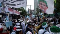 Massa aksi bela muslim Uighur berkumpul di area sekitar Kedubes China. Selalin membawa spanduk dan poster, orasi pun turut dilakukan untuk mengecam tindakan China terhadap muslim Uighur di Xinjiang, China.