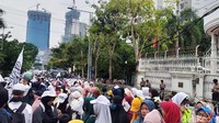 Tak ada perwakilan dari konjen China yang keluar menemui massa. Massa aksi kemudian menitipkan 7 tuntutan kepada pihak Konjen China. Surat tuntutan itu hanya dititipkan kepada satpam melalui pagar pintu konjen.