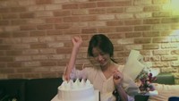 Merayakan ulang tahunnya pada 7 Juni lalu, ini ekspresi lucu Park Jiyeon saat mendapatkan kue dan bunga yang cantik. Foto: Instagram @jiyeon2__