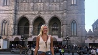 Di Kota Montreal, Sierra juga sempat jalan-jalan ke Basilique Notre-Dame de Montréal, kembarannya Katedral Notre Dame yang ada di Prancis. (Instagram/@sierrablaircoyl)