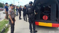 Kemacetan juga diakibatkan banyaknya warga yang ingin melihat benda mirip dinamit tersebut. Masyarakat yang ingin melihat dibatasi 100 meter dari lokasi penemuan.