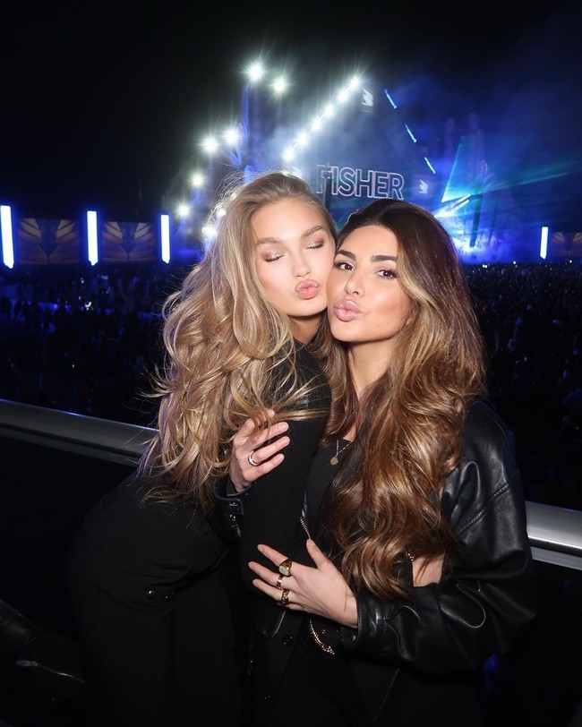 Model lain yang juga menghadiri MDL Beast adalah Romee Strijd yang datang bersama temannya Negin Mirsalehi. Mereka juga sama memakai baju serba hitam. Foto: Instagram