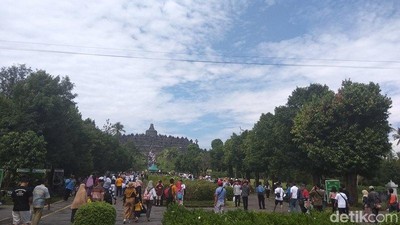 Foto: Keramaian Candi Borobudur di Akhir Tahun