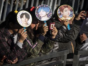 Cerita Bucin KPop, Hemat & Makan Permen Gratis di Bank Demi Nonton Konser