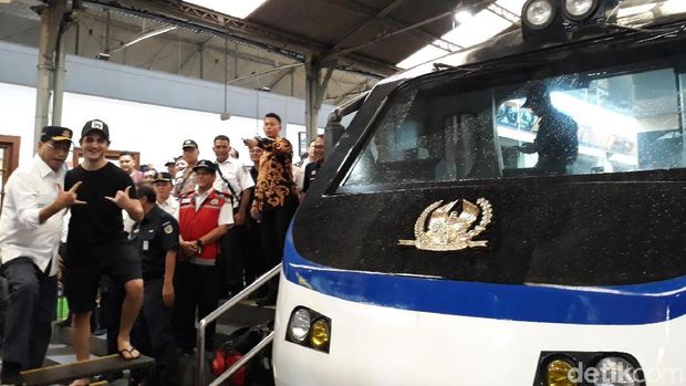Menhub Budi Karya pose salam metal bareng turis di Stasiun Yogyakarta
