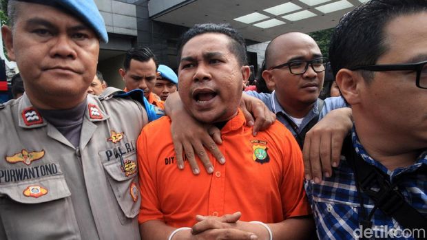 Dua orang anggota polisi aktif pelaku penyerangan kepada Novel Baswedan dibawa keluar dari Polda Metro Jaya. Keduanya hendak dipindahkan ke Bareskrim Polri.