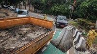 Terpantau 6 orang petugas Bina Marga mendatangi lokasi.