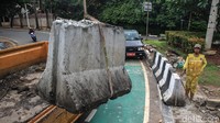 Median jalan tersebut berada di tengah-tengah pertigaan jalan yang menghubungkan antara Jalan Senopati Raya dengan Jalan Gunawarman, Jakarta Selatan.