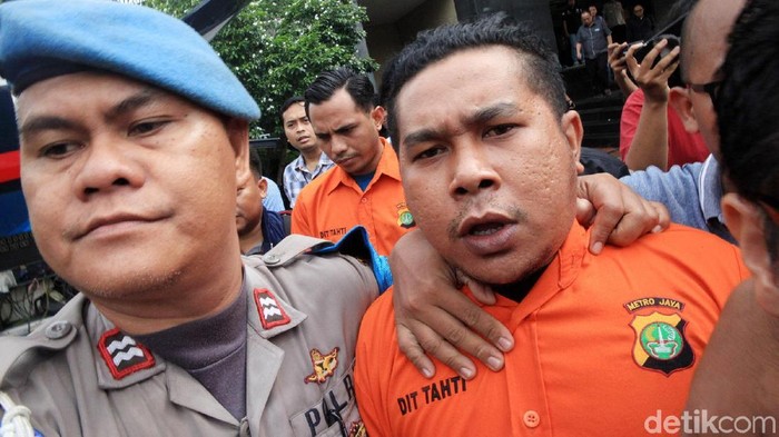 Dua orang anggota polisi aktif pelaku penyerangan kepada Novel Baswedan dibawa keluar dari Polda Metro Jaya. Keduanya hendak dipindahkan ke Bareskrim Polri.
