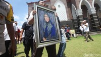 Pada 29 Maret 2019, pendiri Masjid Dian Al Mahri atau lebih dikenal Masjid Kubah Emas di Kota Depok, Jawa Barat, Dian Djuriah Rais binti H Muhammad Rais meninggal dunia. ANTARA FOTO/Kahfie Kamaru.