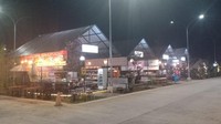 Optimalisasi produk lokal di rest area jalan tol juga sudah diterapkan di 10 ruas Tol Trans Jawa yang memiliki 46 rest area dan sudah diisi oleh 877 tenant dengan komposisi 824 tenant retail lokal (94%) dan 53 tenant retail asing (6%). Misal di rest area Km 519 B di Jalan Tol Trans Jawa Ruas Solo-Ngawi dari 24 tenant seluruhnya merupakan brand dan produk lokal untuk kategori kuliner, seperti Bakmi Soker, Ayam Bakar Mbah Solo dan toko oleh-oleh khas Solo. Pool/Kementerian PUPR.