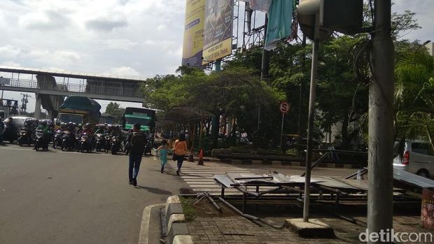 Polisi Olah TKP Reklame Roboh Tewaskan Ojol, Ini Penampakan Lokasinya