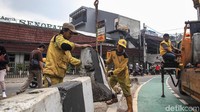 Pemasangan beton di pertigaan jalan Senopati Raya dengan Jalan Gunawarman tersebut pasca kecelakaan tunggal mobil yang menabrak apotik semalam.