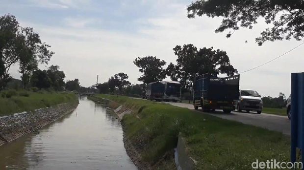 Penampakan jalan yang berbatasan dekat dengan sungai