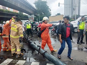Evakuasi Reklame Roboh, Lalin Rawa Buaya ke Cengkareng Ditutup