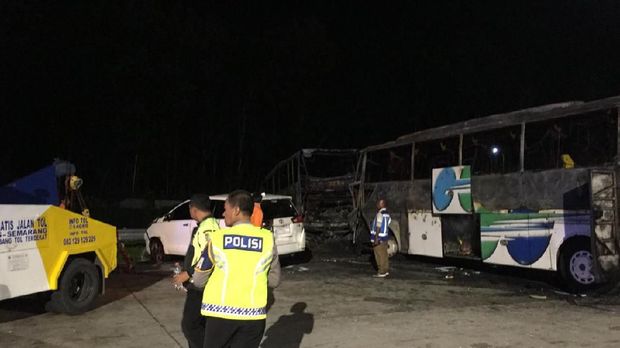 Begini Kondisi Bus dan Kendaraan yang Terbakar di GT Kalikangkung
