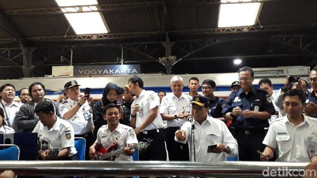 Menhub Budi Karya hibur penumpang di Stasiun Yogyakarta