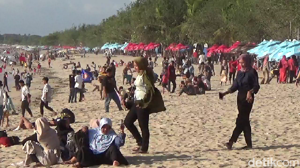 Libur Akhir Tahun, Pantai Kuta Ramai Wisatawan