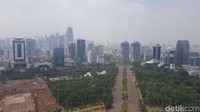 Sesampai di puncak pelataran Monas, kamu bisa menatap bagaimana bangunan tinggi dan rumah memenuhi kota Jakarta. (Syanti/detikcom)