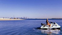 Georgina Rodriguez pun suka liburan ke pantai dan melakukan water sport, seperti saat di Dubai ini. Dia bisa main jet ski lho! (Instagram/georginagio)