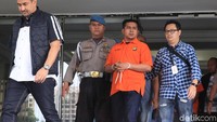 Kedua lengan kedua tersangka diborgol kabel ties.