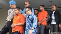 Keduanya kemudian dibawa masuk ke dalam mobil penyidik.