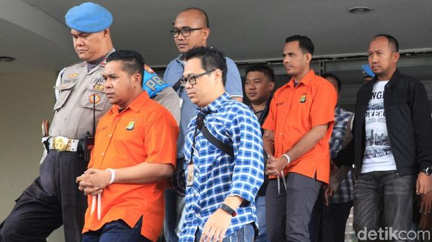 Dua orang anggota polisi aktif pelaku penyerangan kepada Novel Baswedan dibawa keluar dari Polda Metro Jaya. Keduanya hendak dipindahkan ke Bareskrim Polri.