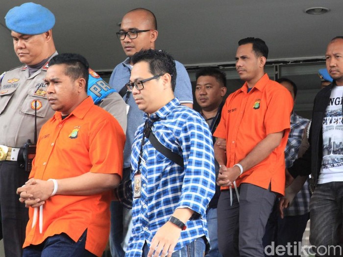 Dua orang anggota polisi aktif pelaku penyerangan kepada Novel Baswedan dibawa keluar dari Polda Metro Jaya. Keduanya hendak dipindahkan ke Bareskrim Polri.