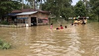 Banjir rendam Kabupaten Lima Puluh Kota di Sumatera Barat. Kondisi itu membuat Pemkab Lima Puluh Kota tetapkan status tanggap darurat hingga 17 Desember 2019.