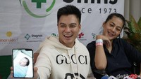 Saat memberikan keterangan di RS Bunda Menteng, Baim dan Paula menunjukkan foto sang anak. Foto: Baim Won dan Paula dikaruniai anak / Palevi
