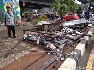 Reklame Tumbang, Nyawa Driver Ojol Melayang