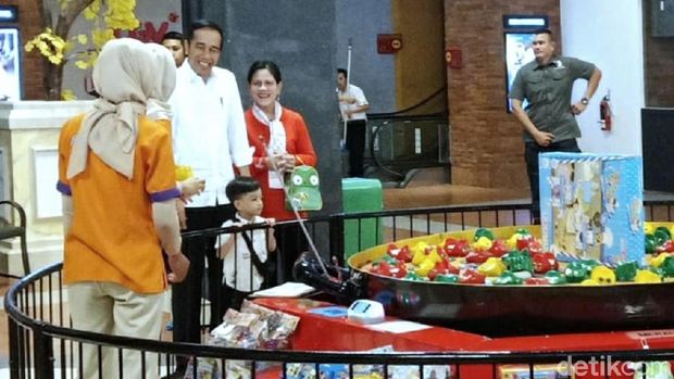 Serunya Jan Ethes Main Pancing Kodok-Bola Bareng Jokowi